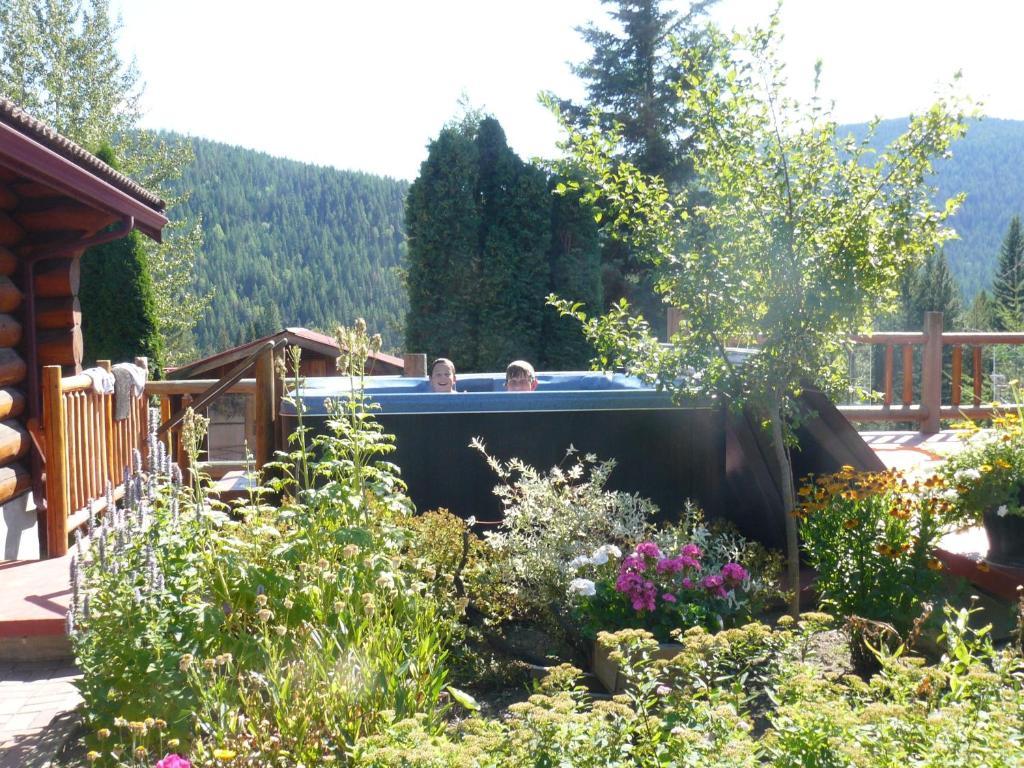 Hitching Post Resort Kelowna Exterior foto