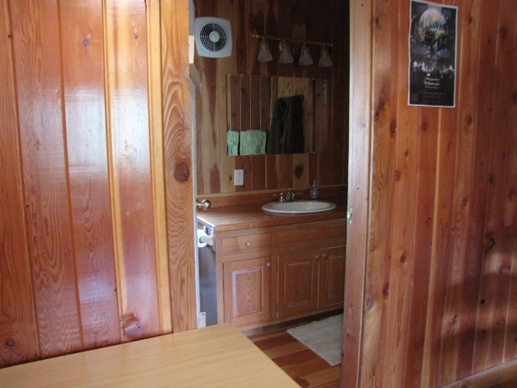 Hitching Post Resort Kelowna Exterior foto