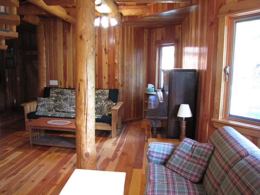 Hitching Post Resort Kelowna Exterior foto