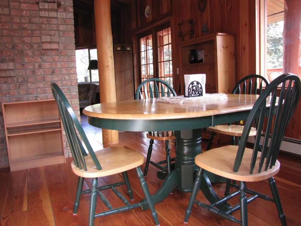 Hitching Post Resort Kelowna Exterior foto