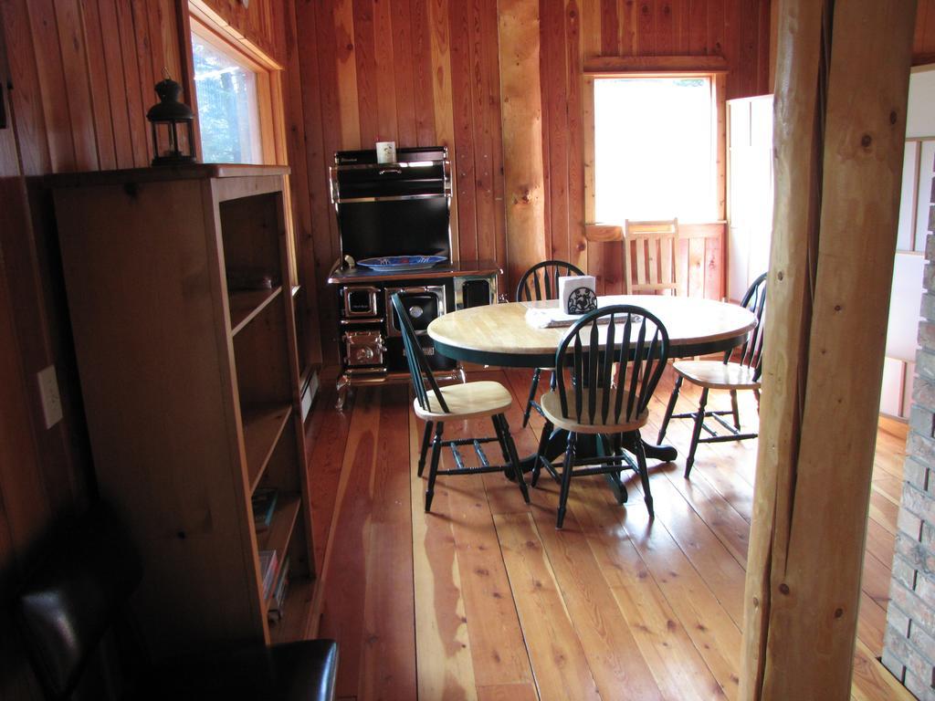 Hitching Post Resort Kelowna Exterior foto