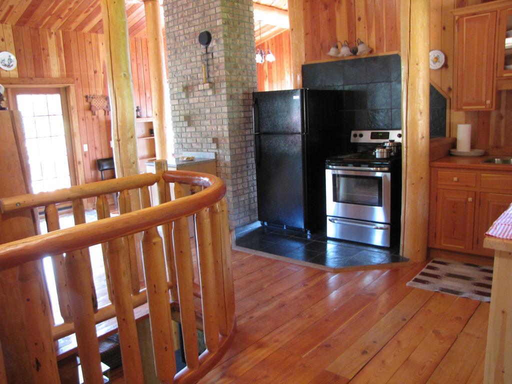 Hitching Post Resort Kelowna Exterior foto