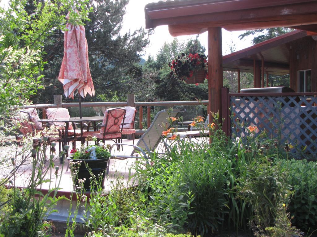 Hitching Post Resort Kelowna Exterior foto