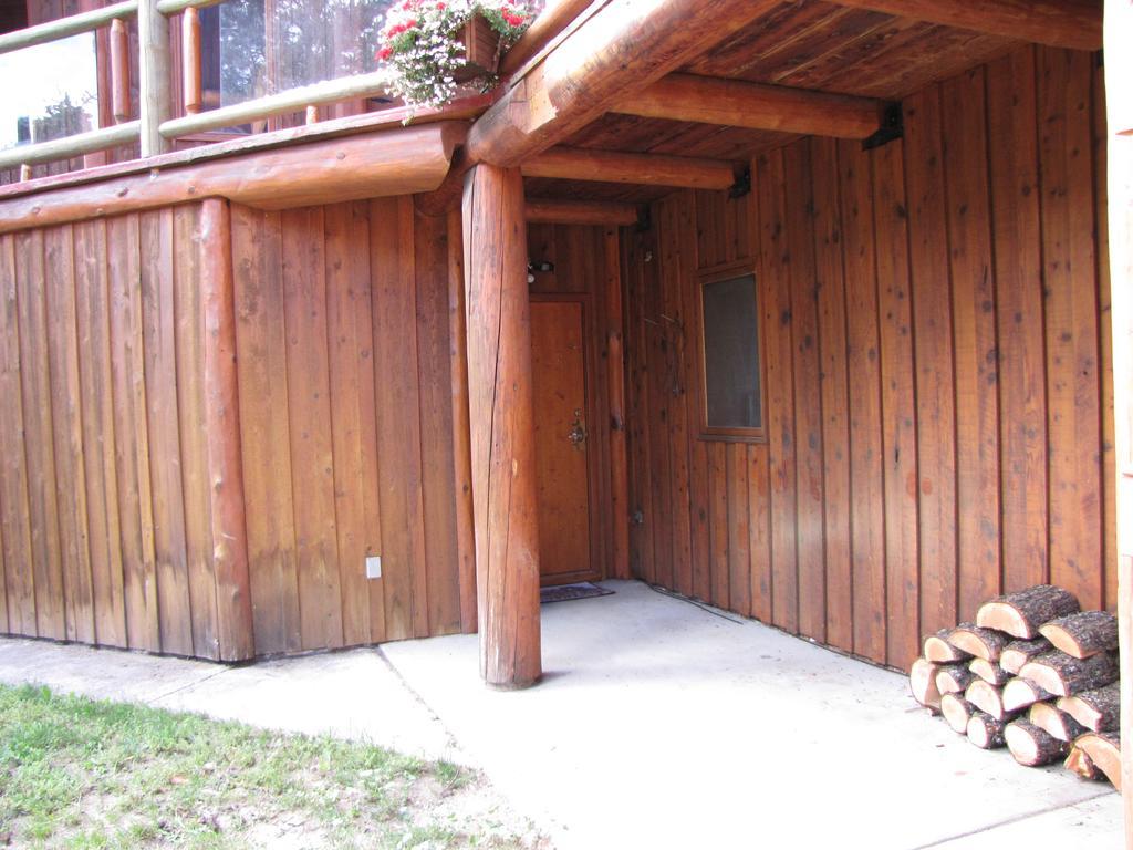 Hitching Post Resort Kelowna Exterior foto